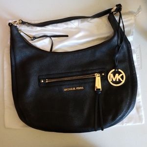 Michael Kors hand bag EUC. Solid black.